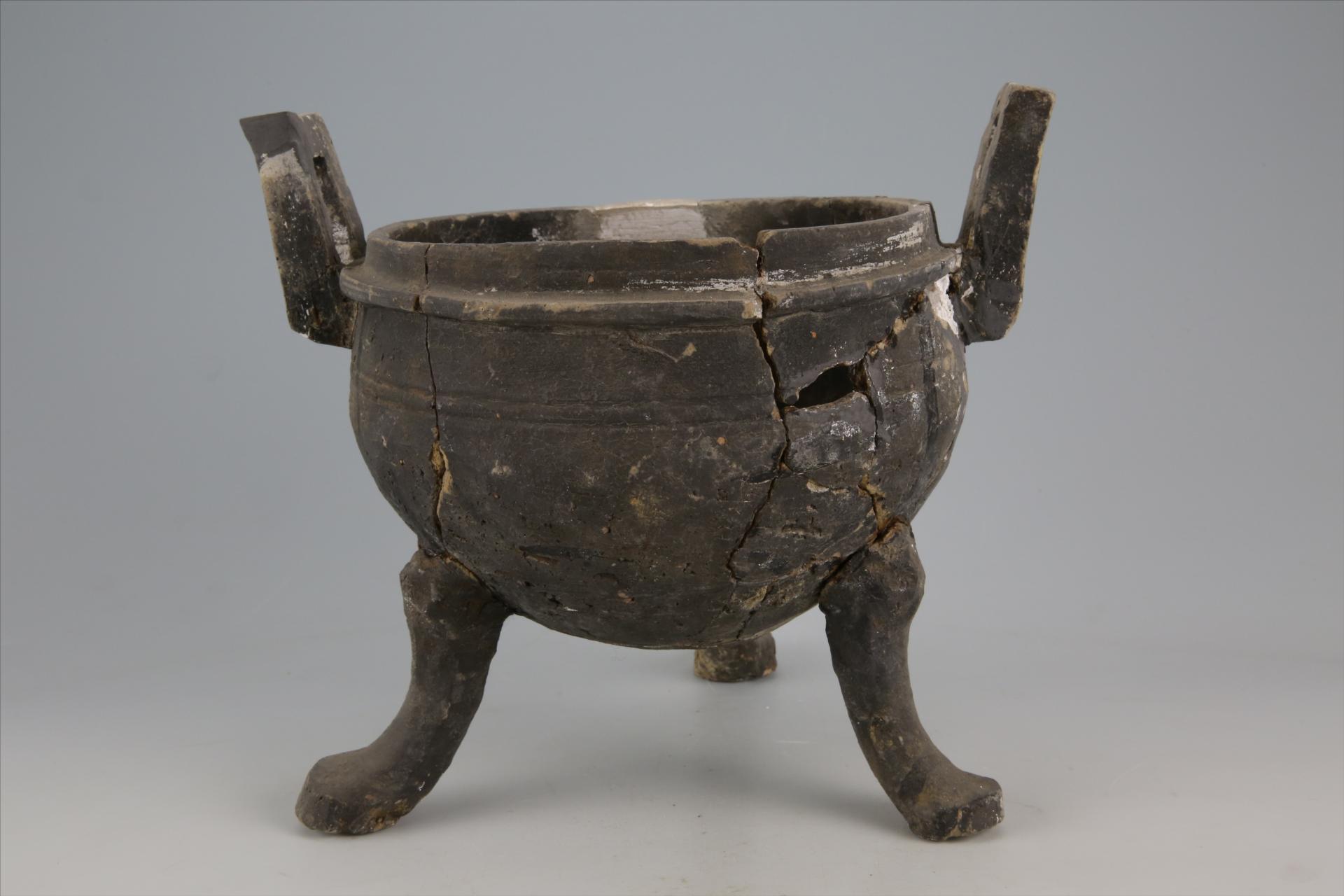 战国时期敛口弧腹圜底方形立耳兽蹄形足夹砂黑褐陶鼎