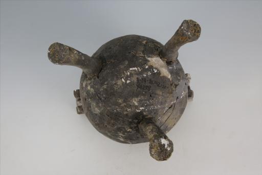 战国时期敛口弧腹圜底方形立耳兽蹄形足夹砂黑褐陶鼎