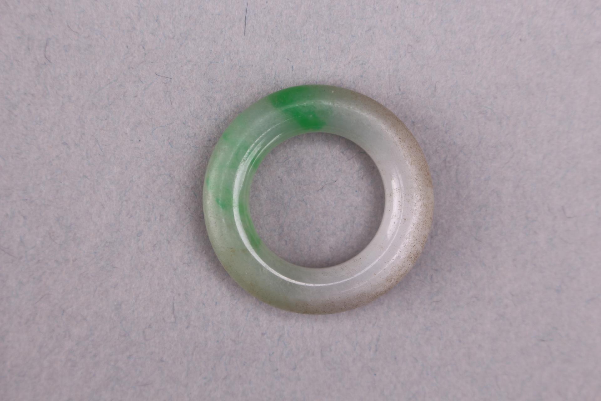 清青白色玉环