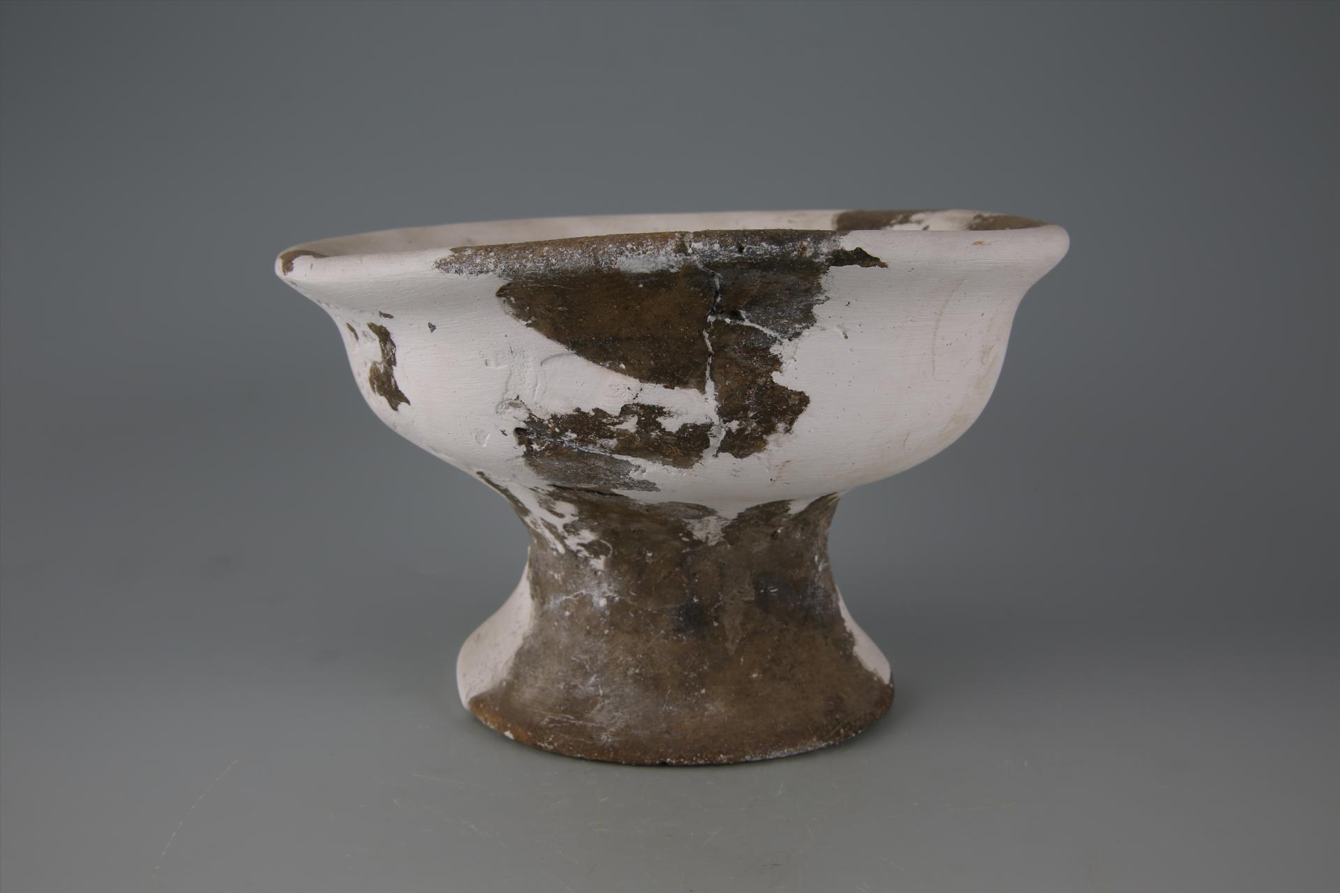 商敞口弧腹高圈足夹砂灰陶簋