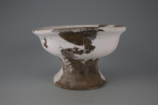 商敞口弧腹高圈足夹砂灰陶簋