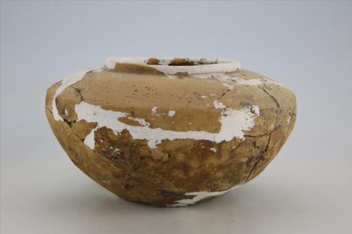 东汉敛口折肩泥质黄陶罐