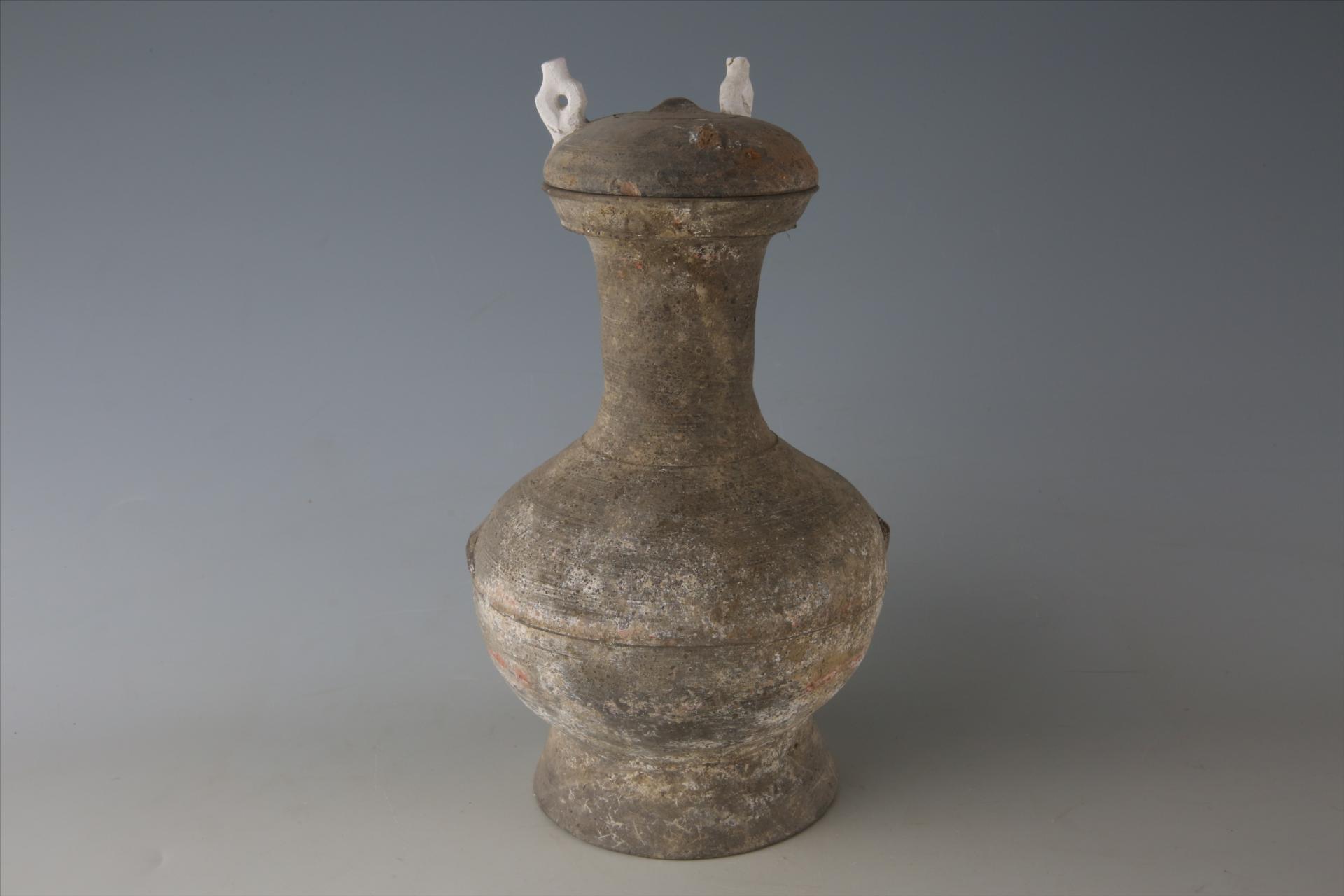 西汉盘口长束颈鼓腹圈足变形环纽弧顶盖凹弦纹彩绘泥质褐陶壶