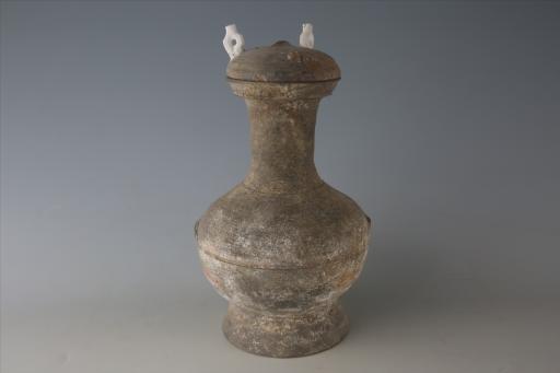 西汉盘口长束颈鼓腹圈足变形环纽弧顶盖凹弦纹彩绘泥质褐陶壶