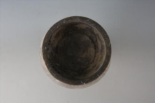 西汉盘口长束颈鼓腹圈足变形环纽弧顶盖凹弦纹彩绘泥质褐陶壶