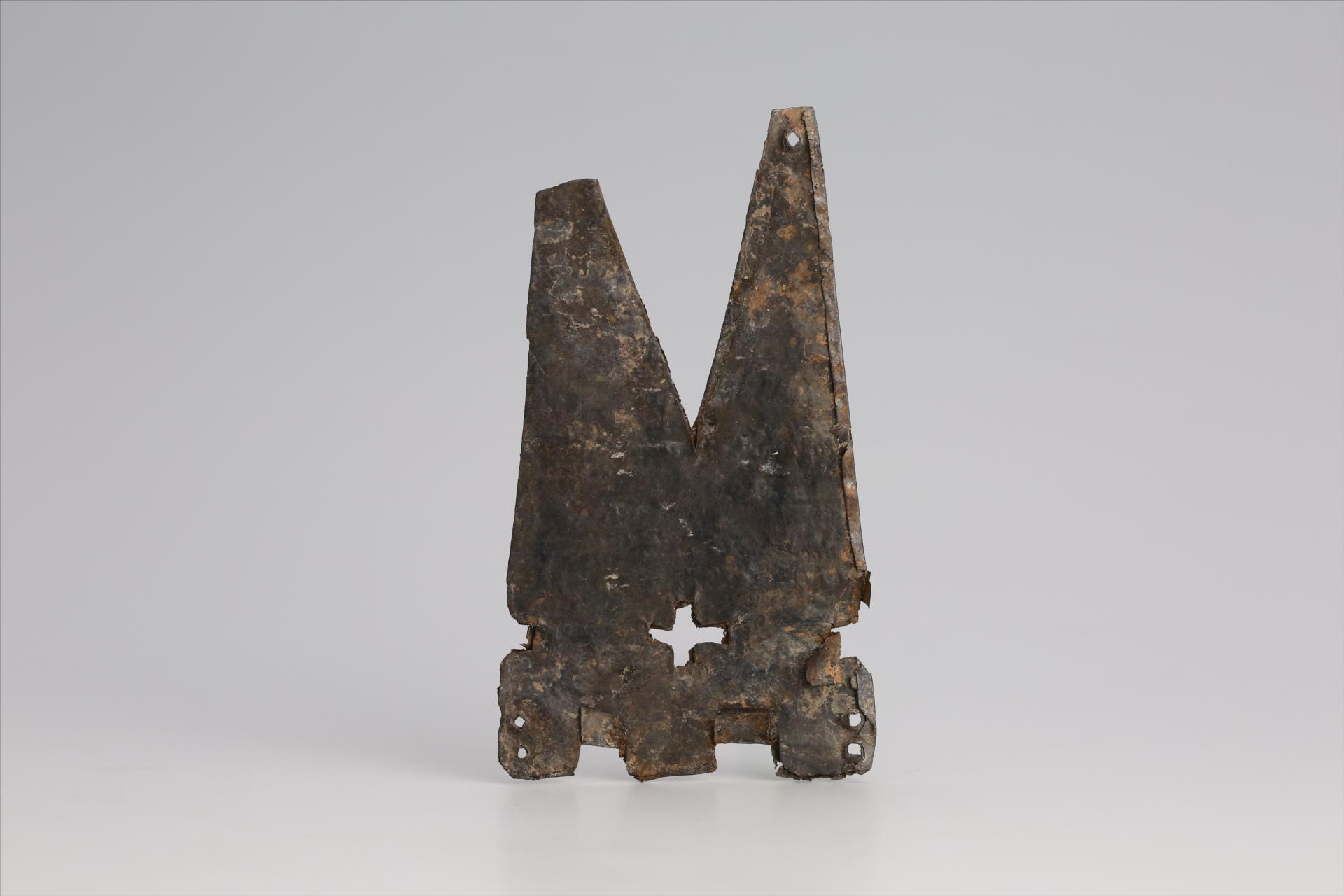 春秋时期燕尾形十字镂孔綯纹锡饰件