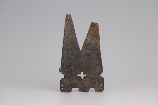 春秋时期燕尾形十字镂孔綯纹锡饰件