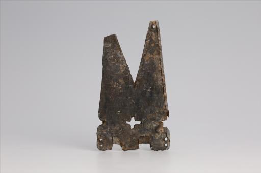 春秋时期燕尾形十字镂孔綯纹锡饰件