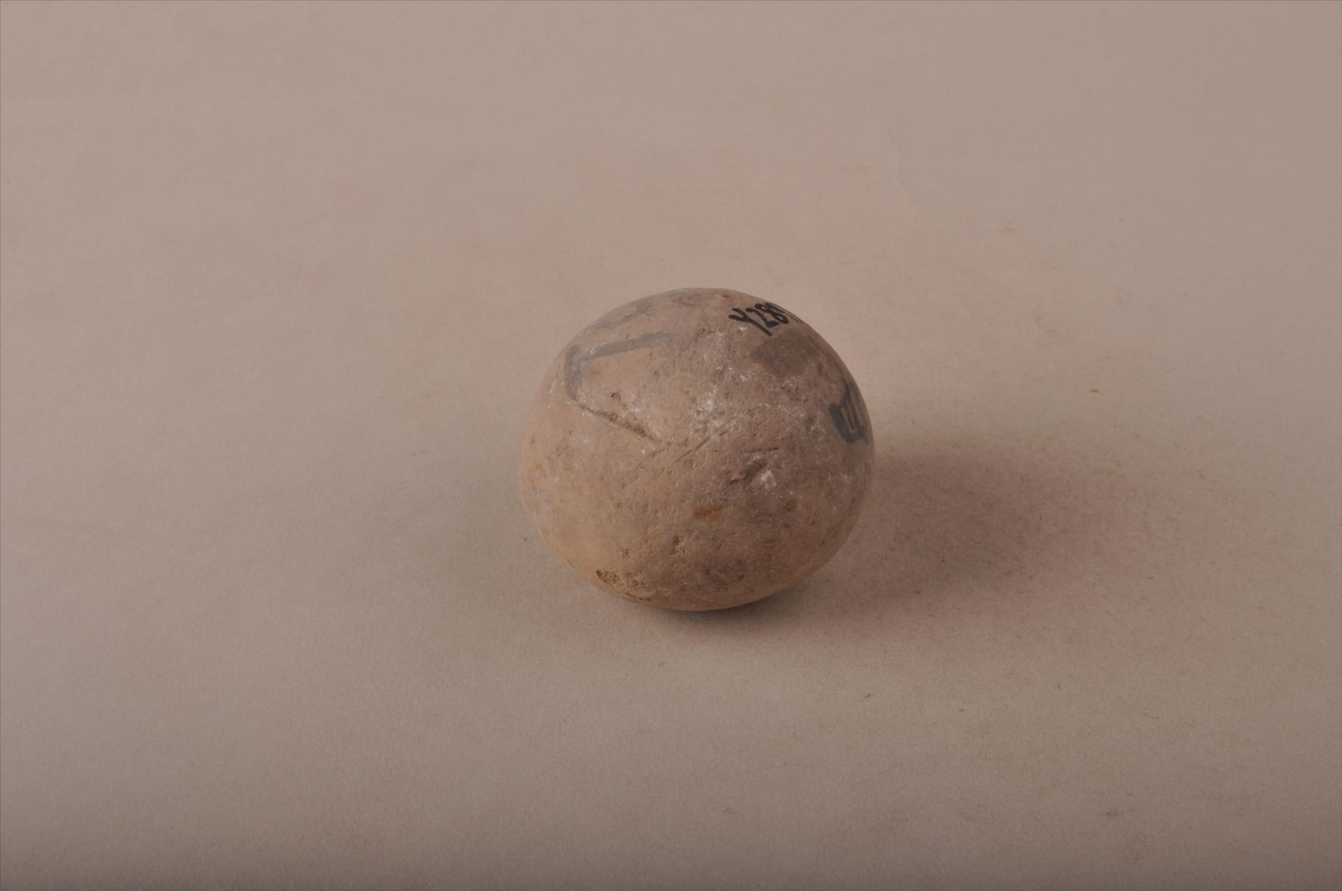 新石器时代大溪文化圆形黄褐色石球