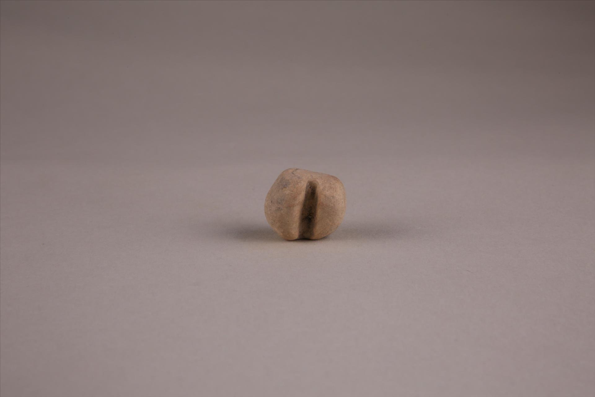 商圆形凹槽夹细砂黄褐陶网坠