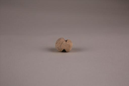 商圆形凹槽夹细砂黄褐陶网坠