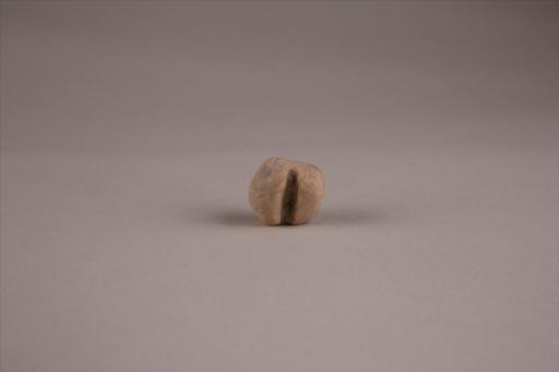 商圆形凹槽夹细砂黄褐陶网坠