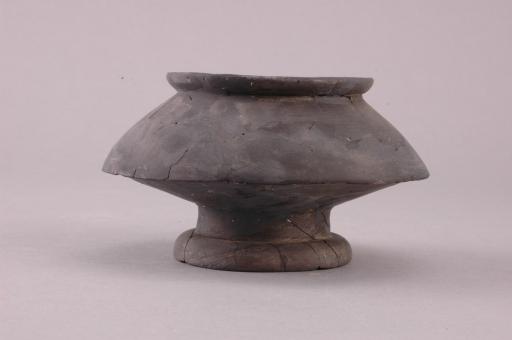 新石器时代屈家岭文化折腹黑陶盂形器