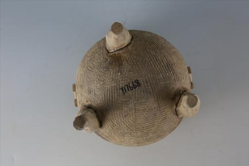 东汉子母敛口弧腹圜底方耳矮蹄足凸棱绳纹弧顶盖夹砂灰陶鼎