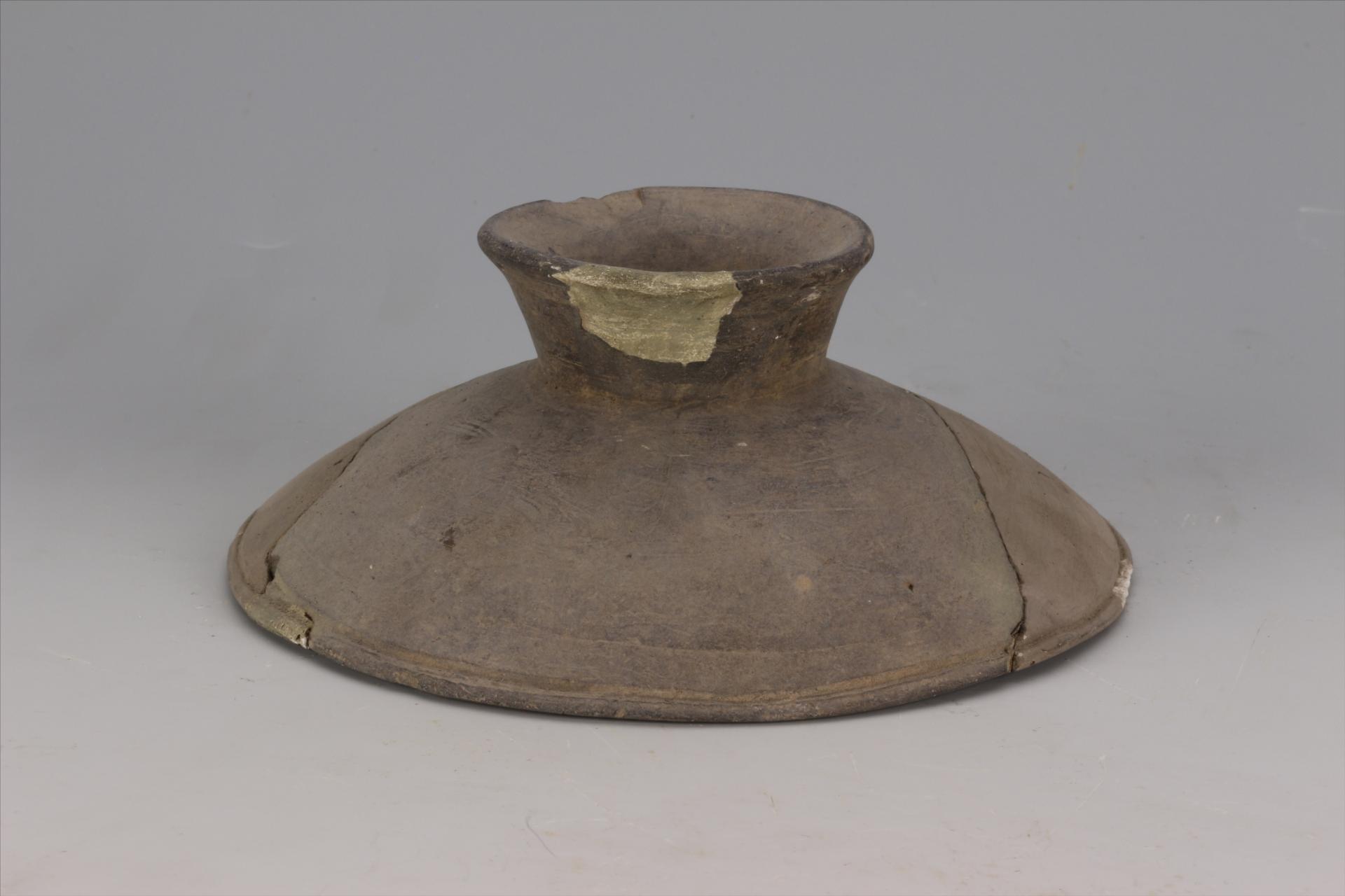 新石器时代大溪文化喇叭形钮凹弦纹黑陶盖