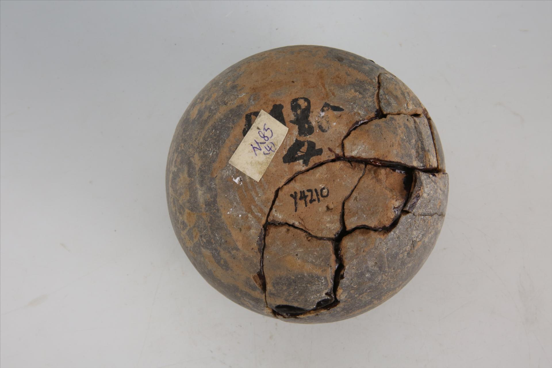 东汉侈口短颈斜弧腹平底凹弦纹夹砂红褐陶罐