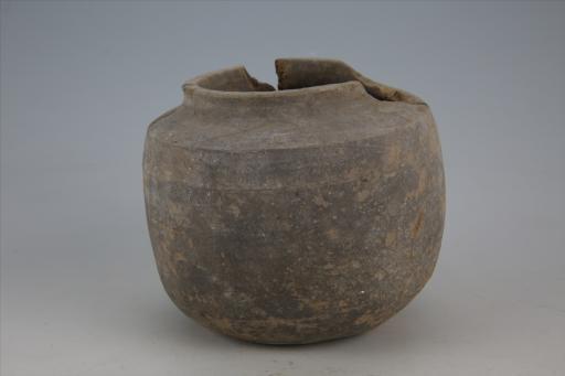 东汉侈口短颈斜弧腹平底凹弦纹夹砂红褐陶罐