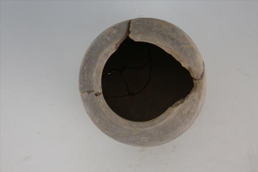 东汉侈口短颈斜弧腹平底凹弦纹夹砂红褐陶罐