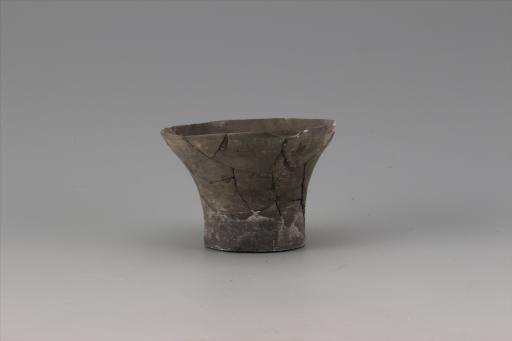 新石器时代屈家岭文化斜腹平底凹弦纹黑陶杯