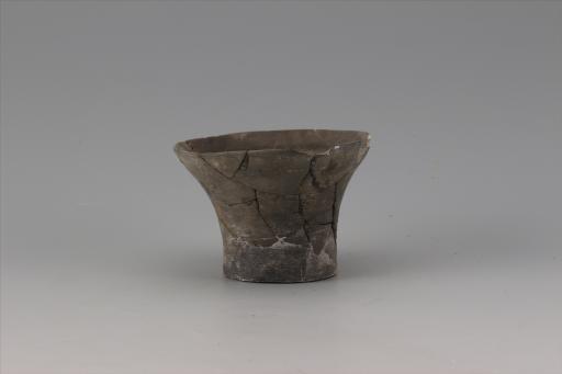 新石器时代屈家岭文化斜腹平底凹弦纹黑陶杯