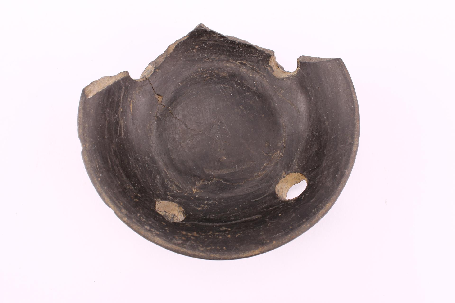 新石器时代大溪文化刻划符号夹砂黑陶圈足