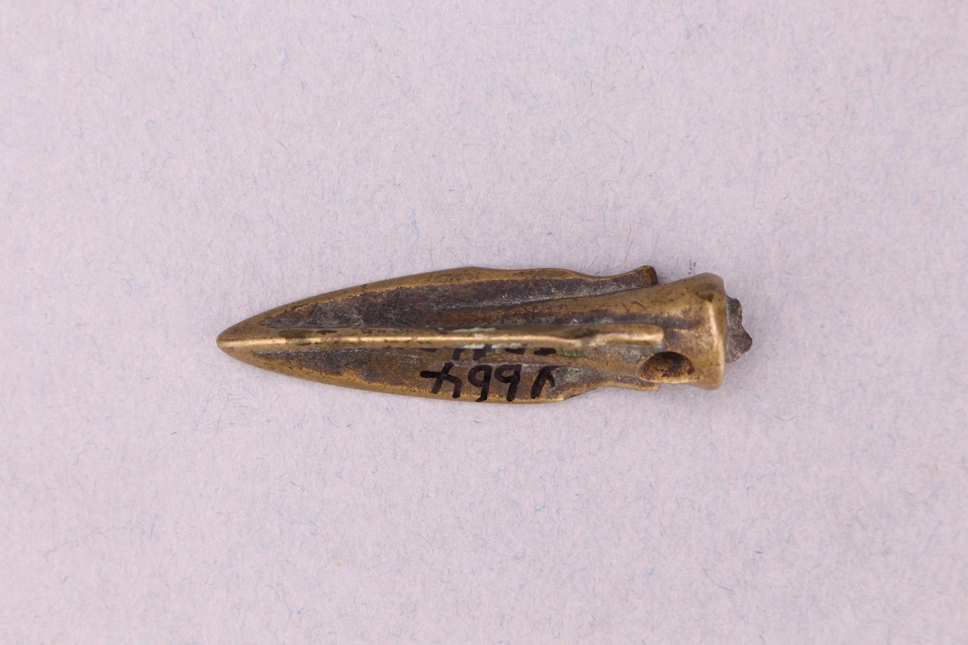 战国时期三翼圆穿铜箭镞