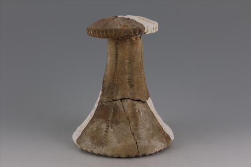 新石器时代大溪文化弧顶戳印指压纹红陶支座