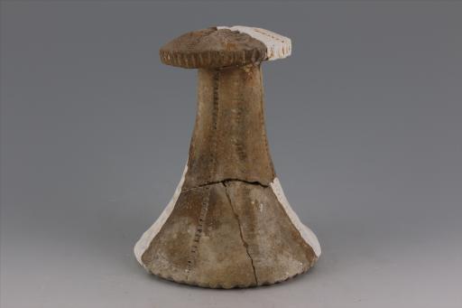 新石器时代大溪文化弧顶戳印指压纹红陶支座