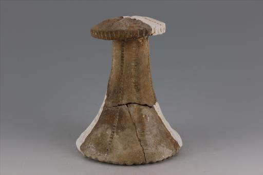 新石器时代大溪文化弧顶戳印指压纹红陶支座