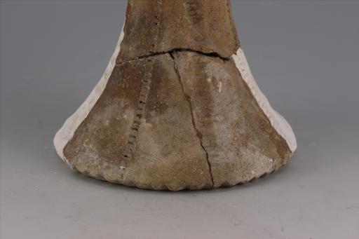 新石器时代大溪文化弧顶戳印指压纹红陶支座