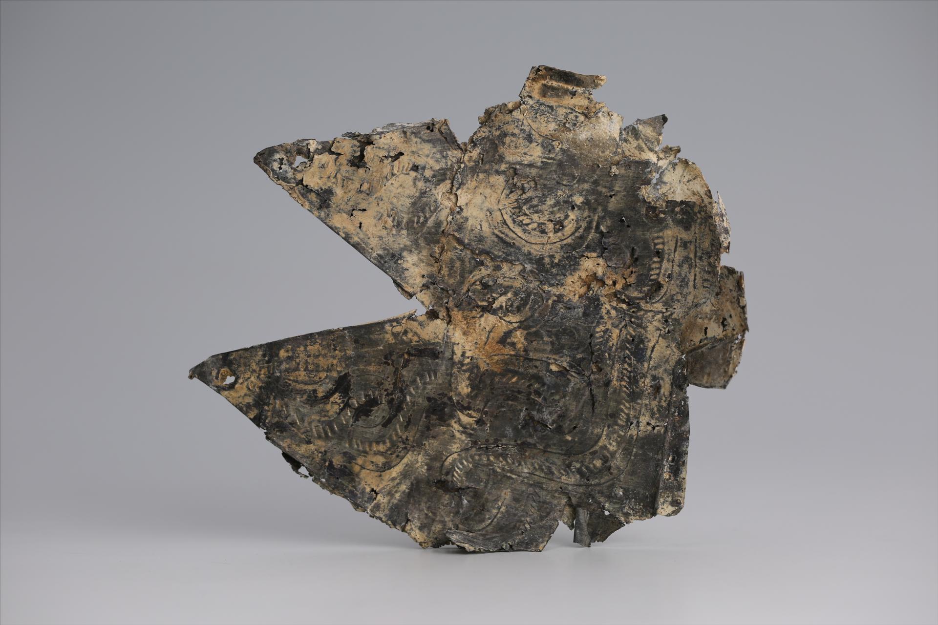 春秋时期兽形三尾包锡箔锡饰片