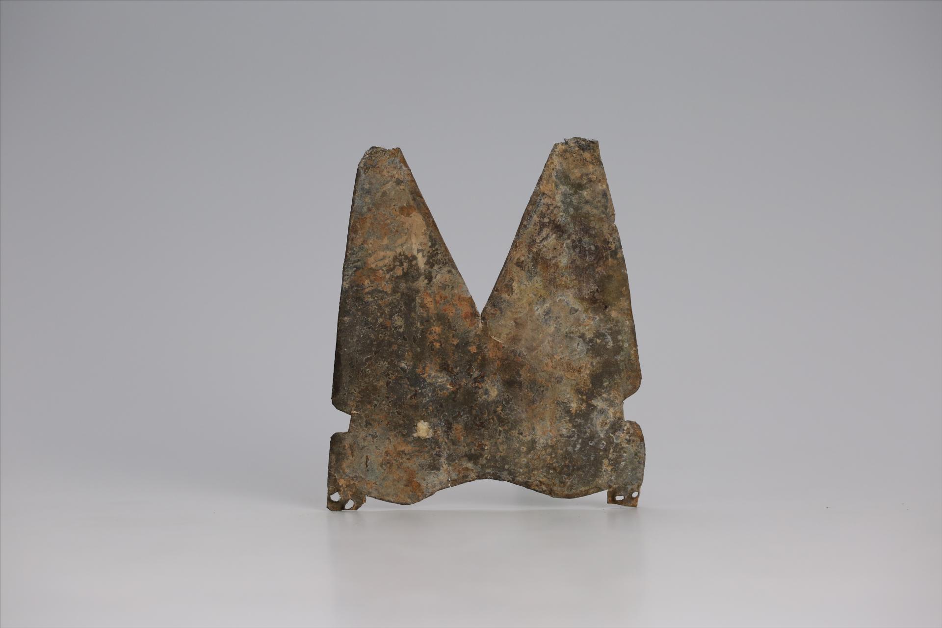 春秋时期曲顶燕尾形锡饰片