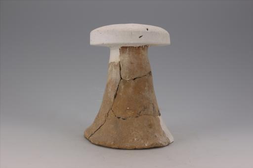 新石器时代大溪文化弧顶喇叭状底夹砂红陶支座