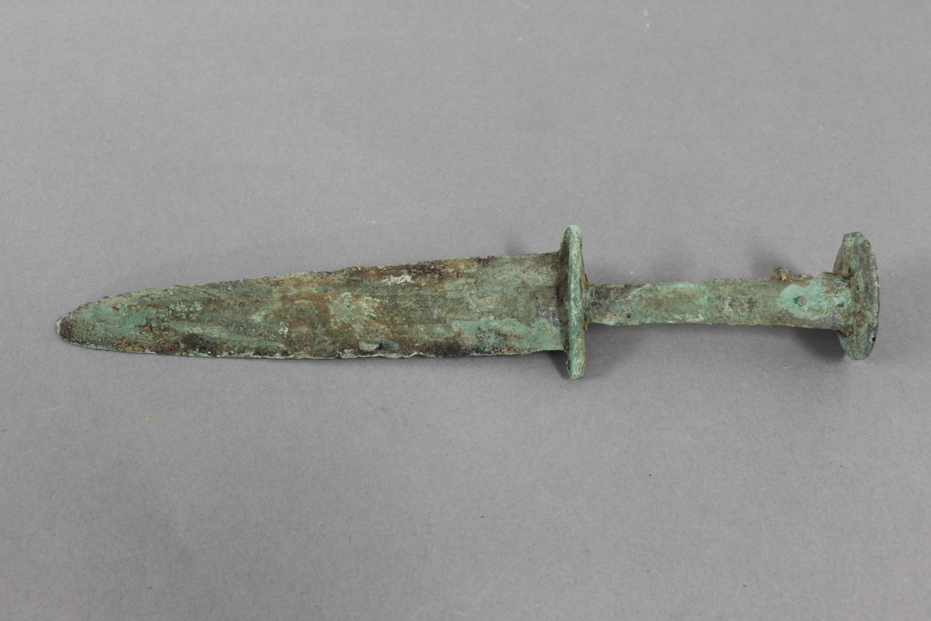 战国时期扁空心茎血槽铜匕首
