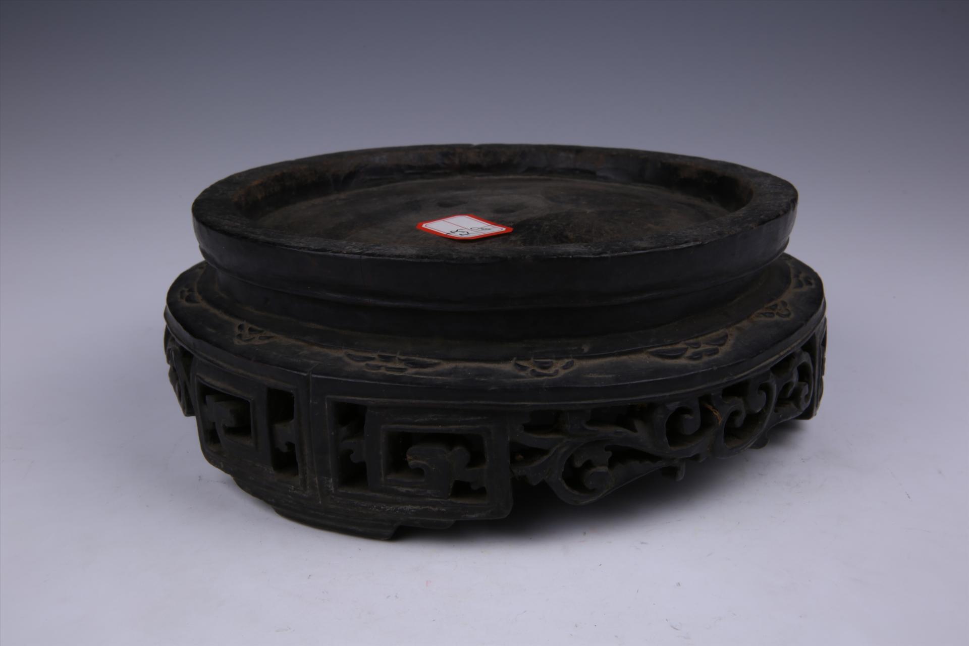 中华民国镂空三足缠枝纹黑漆木器座