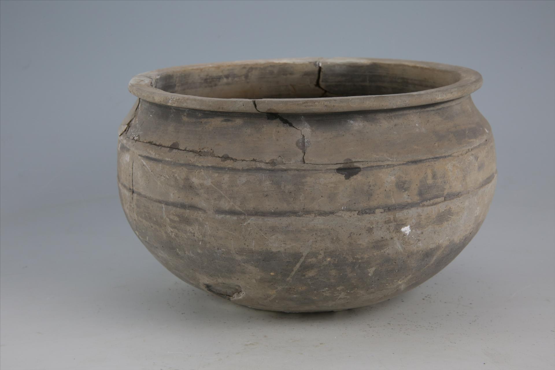 春秋中期敛口平折沿圆鼓腹内凹平底凹弦纹泥质灰黄陶盂