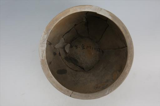 春秋中期敛口平折沿圆鼓腹内凹平底凹弦纹泥质灰黄陶盂