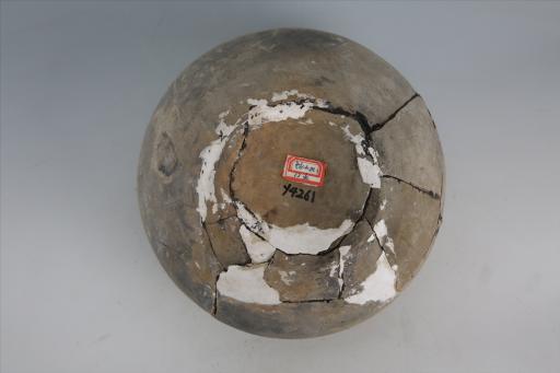 春秋中期敛口平折沿圆鼓腹内凹平底凹弦纹泥质灰黄陶盂