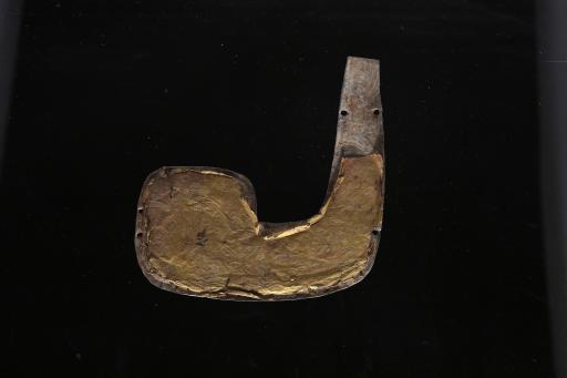 春秋时代烟斗形包金箔锡饰片