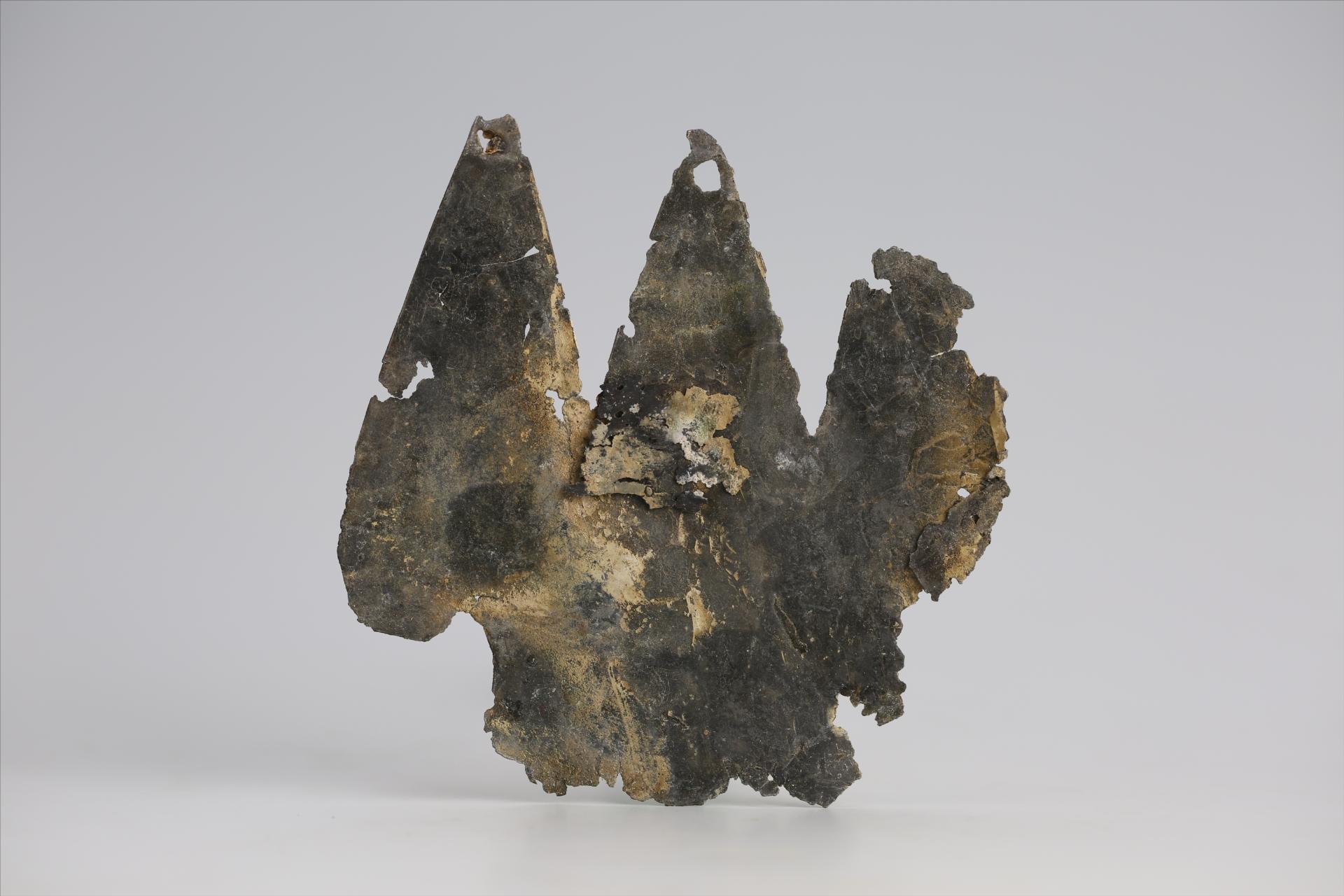 春秋时期齿顶三尾包锡箔锡饰片