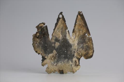 春秋时期齿顶三尾包锡箔锡饰片