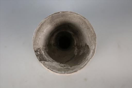 商敞口斜直腹柱形中空柄喇叭形圈足凹弦纹夹砂黑褐陶灯形器