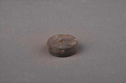 新石器时代屈家岭文化算珠形中穿刻划线纹夹细砂灰褐陶纺轮