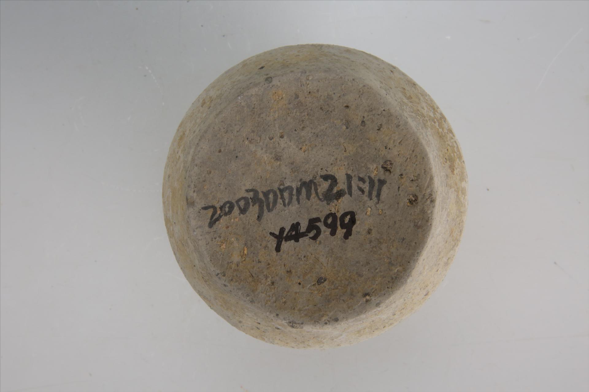 东汉敛口平沿鼓腹夹细砂灰陶井