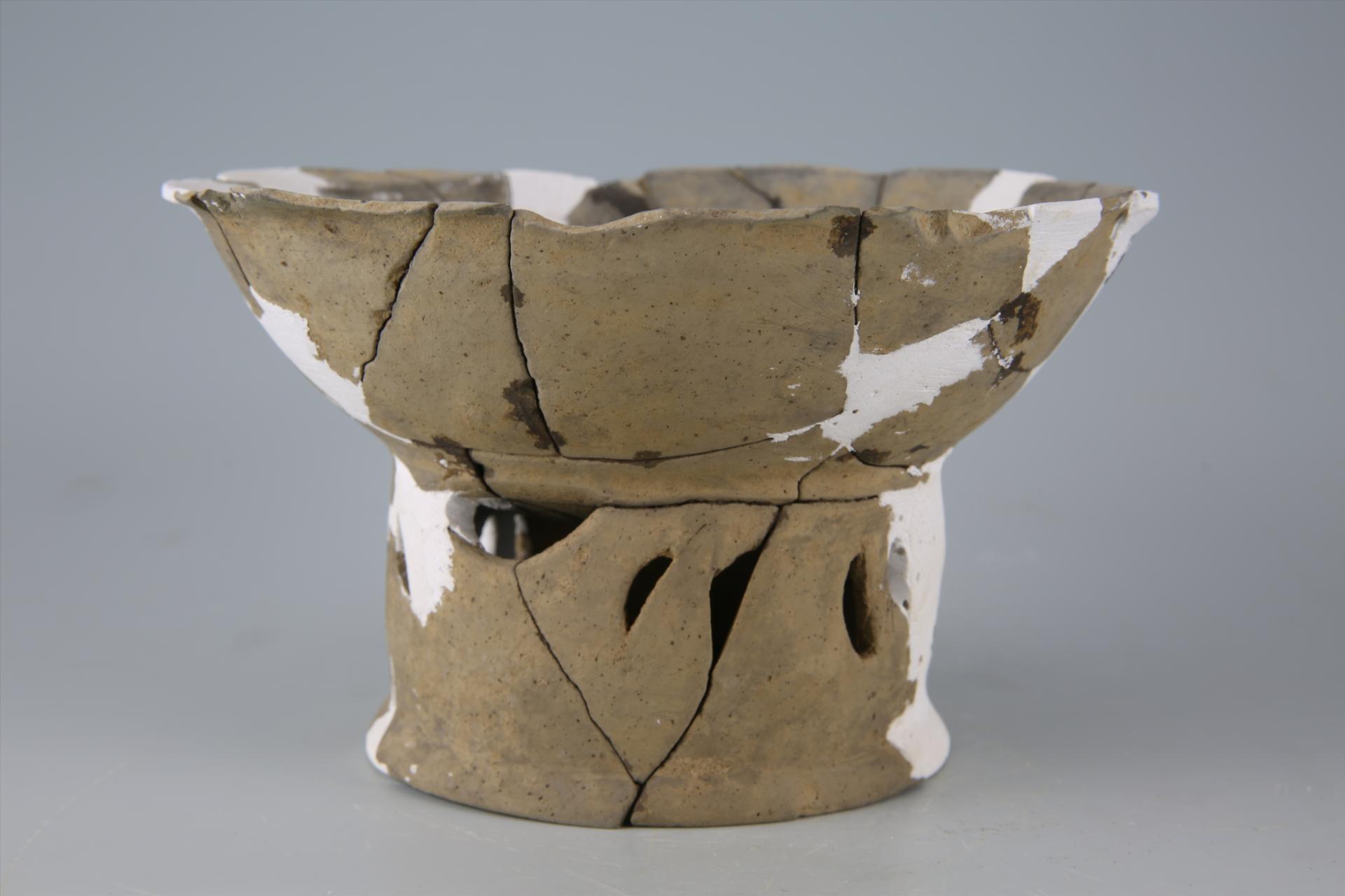 新石器时代屈家岭文化敞口弧腹镂孔高圈足泥质灰黑陶豆