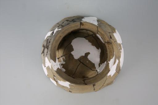 新石器时代屈家岭文化敞口弧腹镂孔高圈足泥质灰黑陶豆