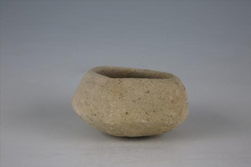 东汉敛口扁折腹圜底泥质灰陶釜