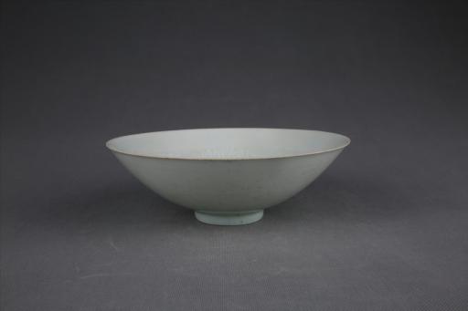 宋敞口弧腹矮圈足暗纹开片青釉瓷碗