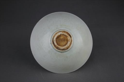 宋敞口弧腹矮圈足暗纹开片青釉瓷碗