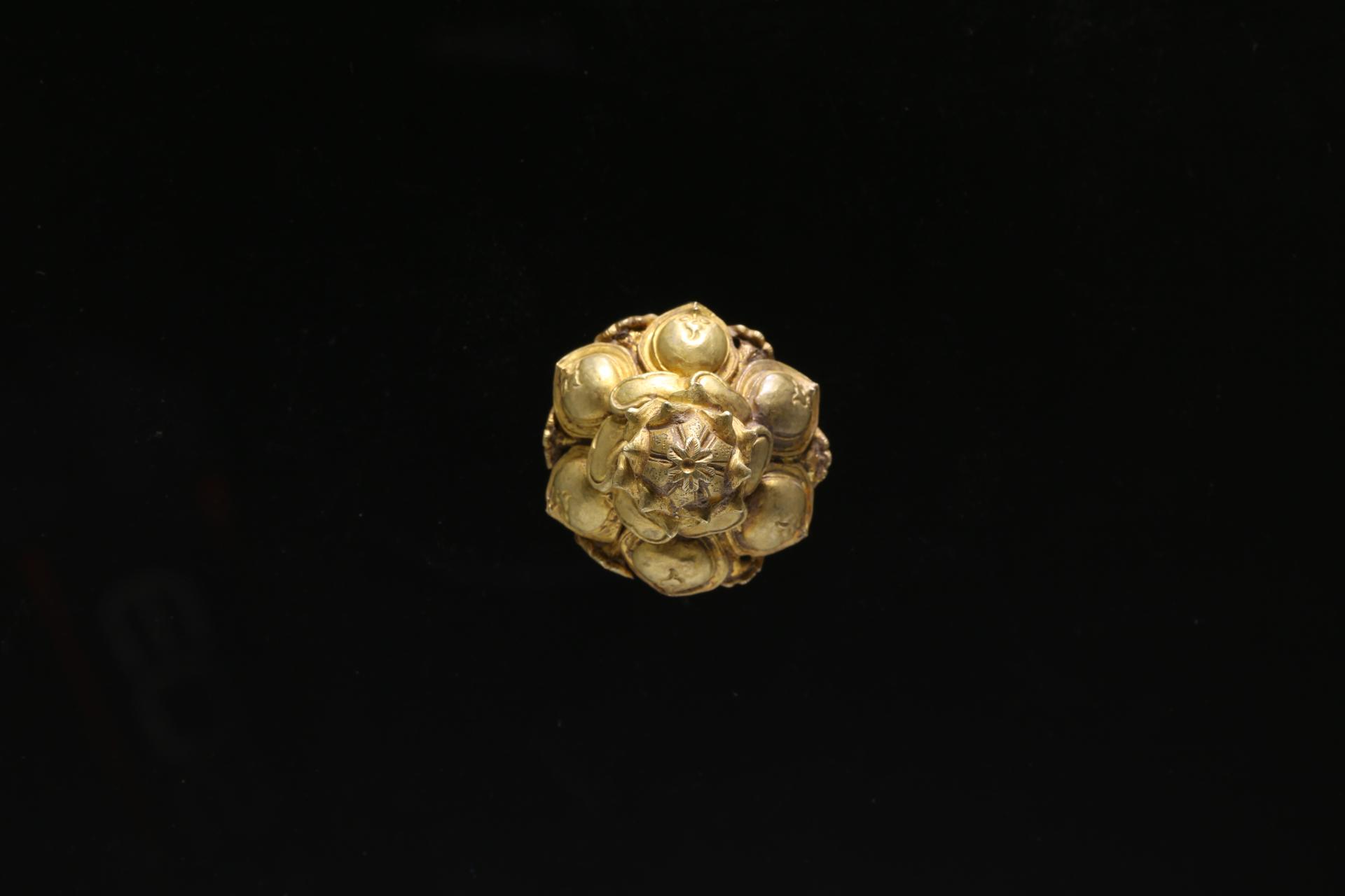 元莲花形如意纹金饰件